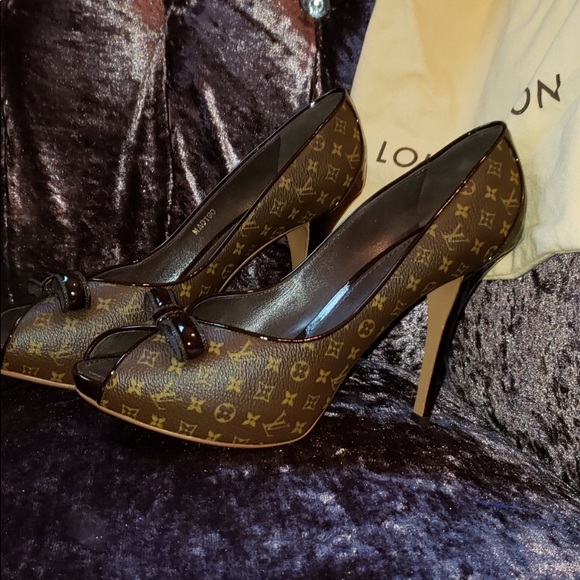 Louis Vuitton - Picture 2 of 3